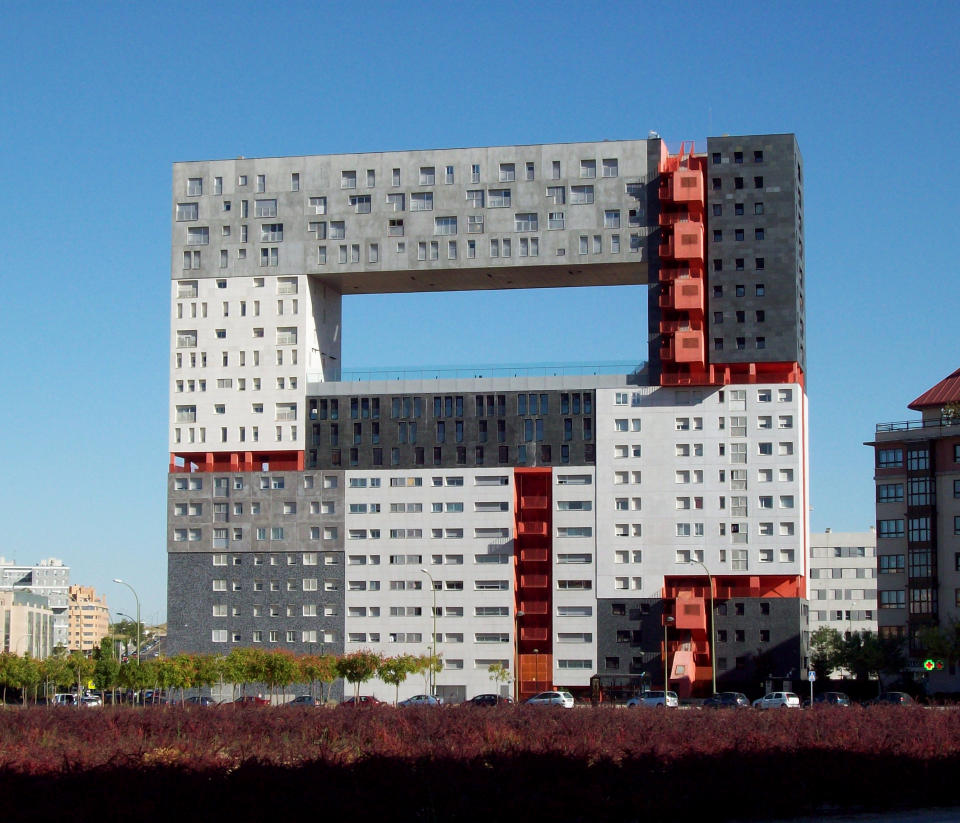 <p>Se encuentra situado en el barrio madrileño de Sanchinarro. El objetivo de los diseñadores de esta torre, la empresa holandesa MVRDV y la arquitecta Blanca Lleó, era reflejar una auténtica manzana en posición vertical y sus llamativos colores representan la diversidad de la ciudad. Se llama Edificio Mirador por sus vistas a la sierra de Guadarrama. (Foto: Wikimedia Commons). </p>