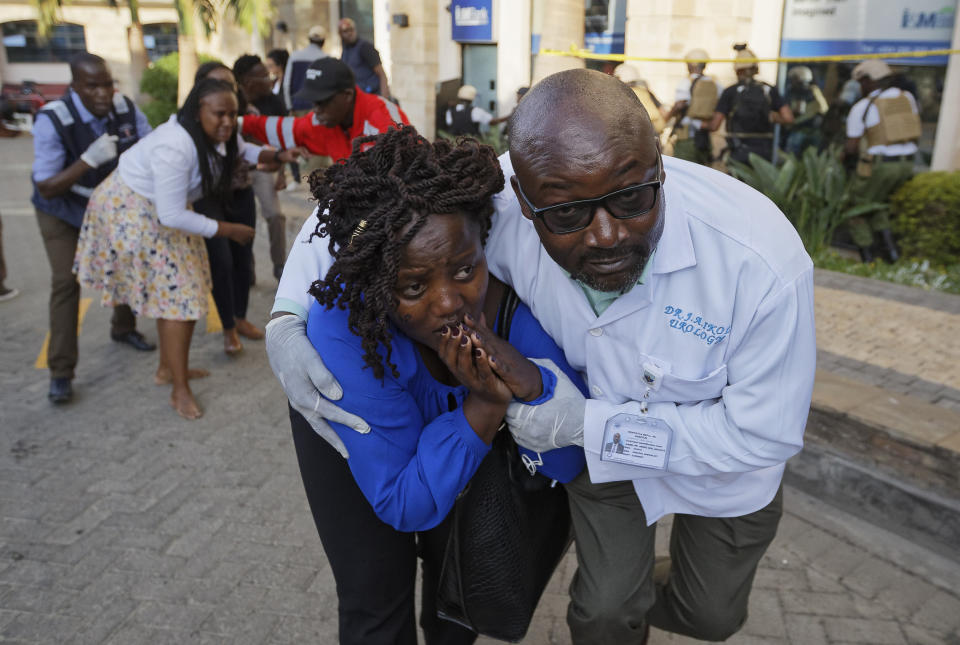 Varias personas huyen del complejo de un hotel en Nairobi, Kenia, donde extremistas detonaron bombas y mataron a varias personas, el martes 15 de enero de 2019. (AP Foto/Ben Curtis)