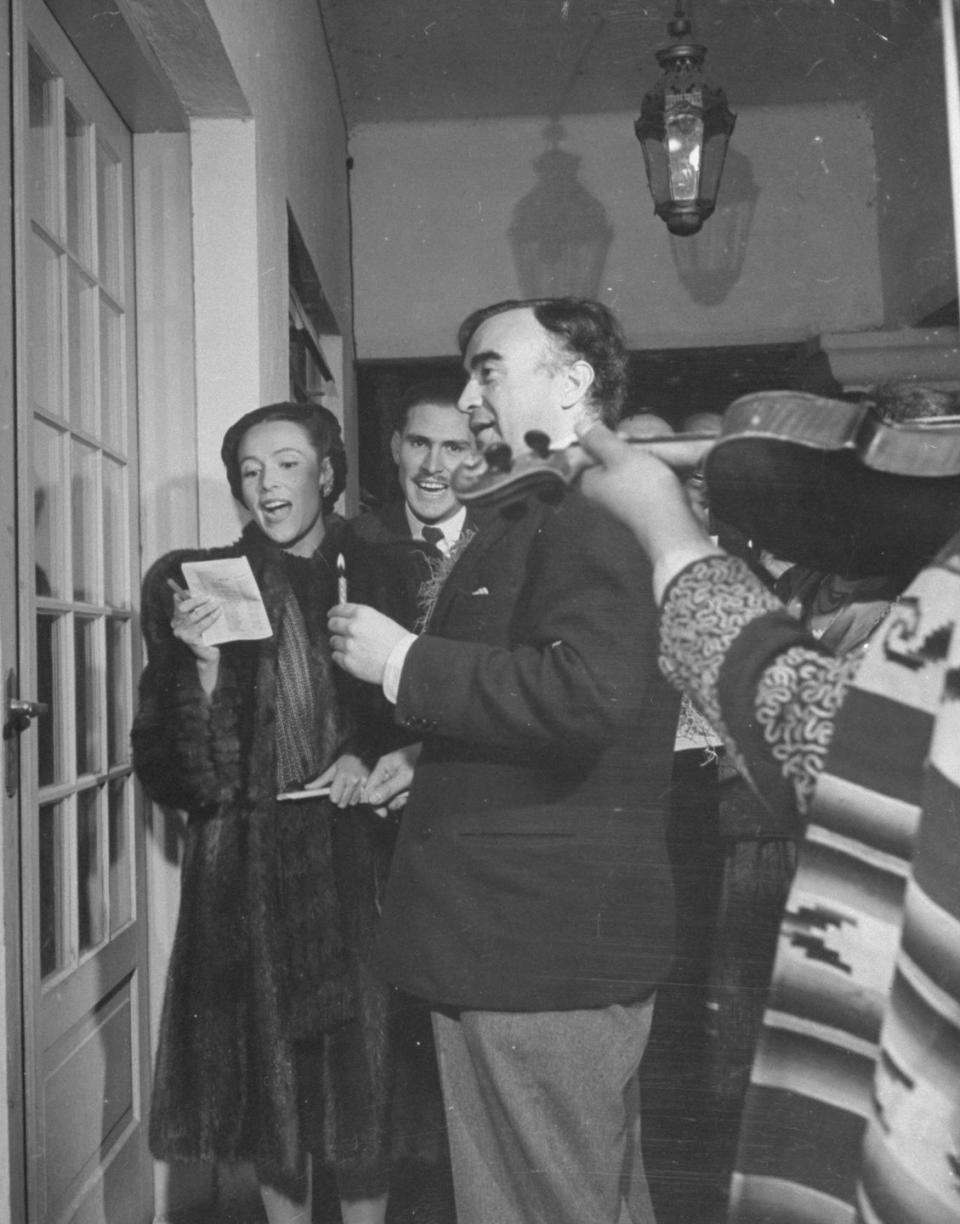 <p>The actress and her friends spread some yuletide cheer in the form of Christmas carols. The actress ventured door to door, singing festive tunes for all that would listen.</p>