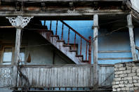 <p>Wooden stairs and a balcony are seen in a courtyard in the old town, Tbilisi, Georgia, April 4, 2017. (Photo: David Mdzinarishvili/Reuters) </p>