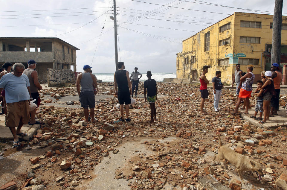 <p>Varias personas observan los daños y la fuerzas del mar hoy, domingo 10 de septiembre del 2017, en La Habana, (Cuba). Los cayos de la costa norte de Cuba, que fueron la zona de la isla por la que el ojo del huracán Irma pasó más cerca, sufrieron graves daños materiales, en especial la infraestructura hotelera y el “pedraplén”, la carretera que une estos islotes con tierra firme, informaron hoy medios locales. EFE/Ernesto Mastrascusa </p>