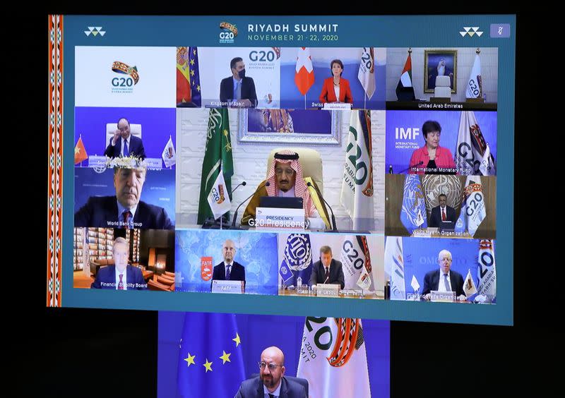 El presidente del Consejo Europeo Charles Michel, el rey Salman bin Abdulaziz Al Saud de Arabia Saudí y otros líderes vistos a través de una pantalla antes del comienzo de la reunión virtual del G20 auspiciada por Arabia Saudí, en Bruselas, Bélgica, el 21 de noviembre de 2020