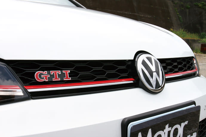 肅殺樣貌 Golf GTI Performance Pure的外觀搭載多項GTI專屬套件，使整車擁有極高的辨識度，不論是專屬18吋Milton Keynes鋁合金輪圈或車尾雙出尾管皆是獨特之處。 版權所有/汽車視界