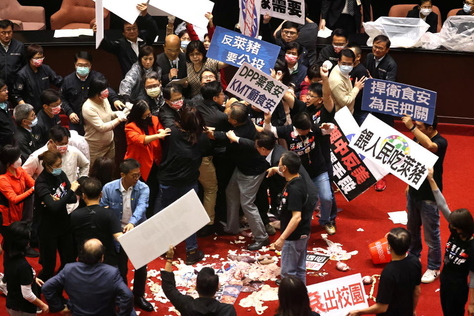 La medida ha sido rechazada por el Kuomintang, partido de la oposición, y por una parte importante de la sociedad. (REUTERS/Ann Wang)