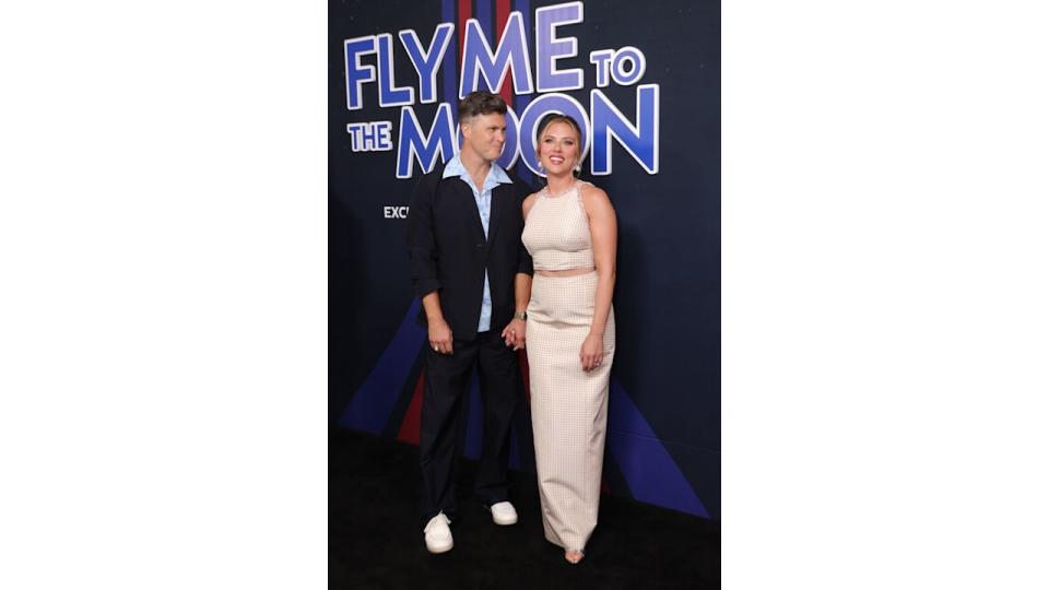 (L-R) Colin Jost and Scarlett Johansson enjoy date night