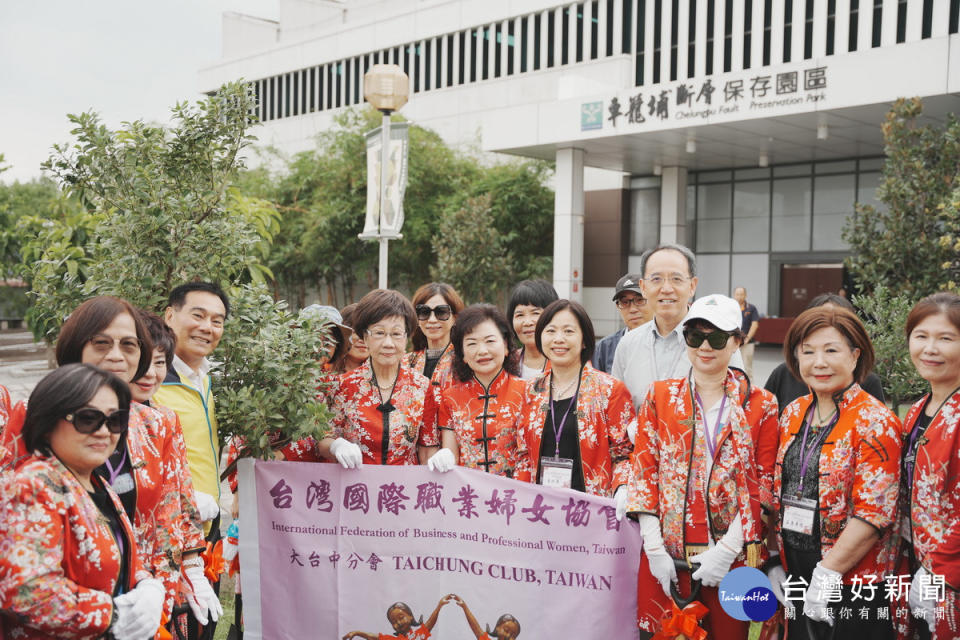 呂前副總統親赴車籠埔斷層保存園區參與原生樹植樹。（國立科博館提供）