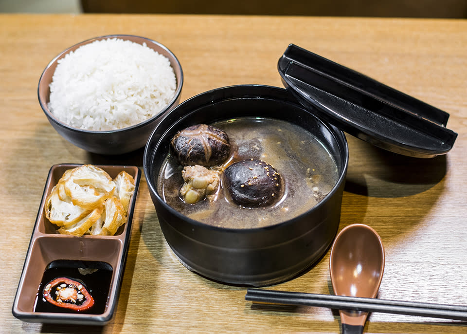 尖沙咀大型food court勁多打卡位！必食足料酸菜魚+巨型burger+大蝦冬蔭功     