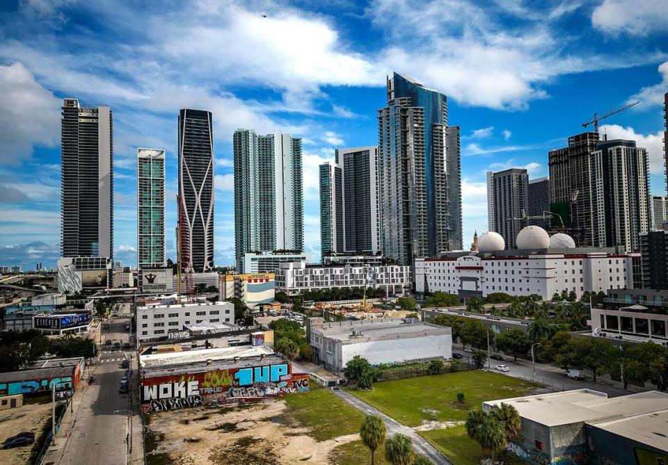 Esta es una vista aérea mirando hacia el este a lo largo de Biscayne Boulevard en downtown Miami el viernes 30 de diciembre de 2022.