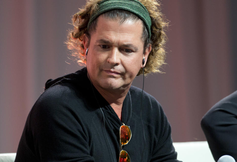 Carlos Vives habla de su papel como miembro del equipo que hizo y mercadeó himnos para la Copa del Mundo, durante un foro de la Conferencia Billboard de la Música Latina, el martes 22 de abril del 2014 en Miami. (AP Foto/J Pat Carter)