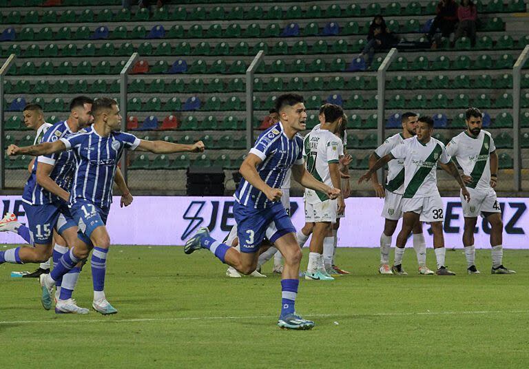 Los jugadores de Godoy Cruz desatan su última carrera: la del festejo por el triunfo por penales sobre Banfield en el segundo cuarto de final por la Copa de la Liga.