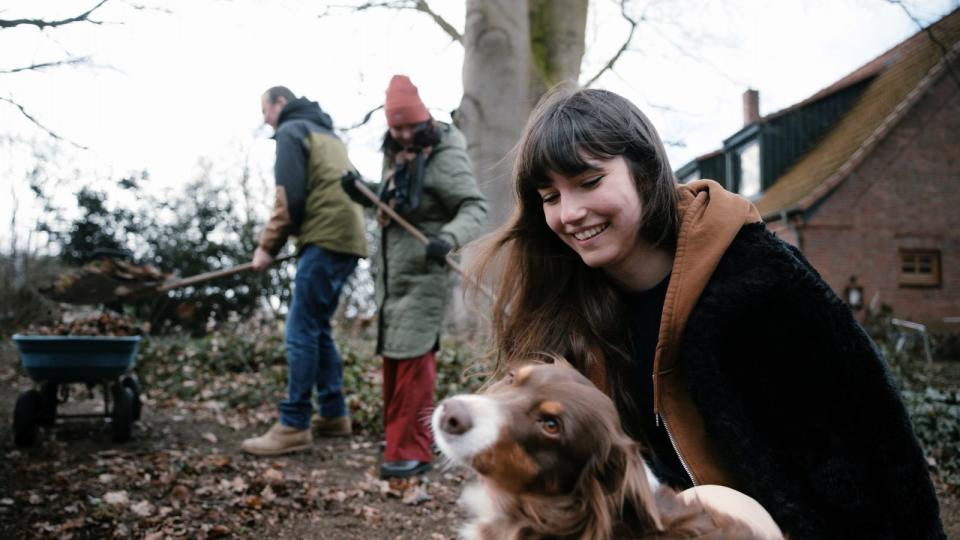 Carla Hinrichs (vorn) ist Sprecherin der Letzten Generation. Für ihren Aktivismus stellt die 25-Jährige sogar ihr Studium zurück. (Bild: ZDF/Broka Herrmann/Marc Nordbruch)