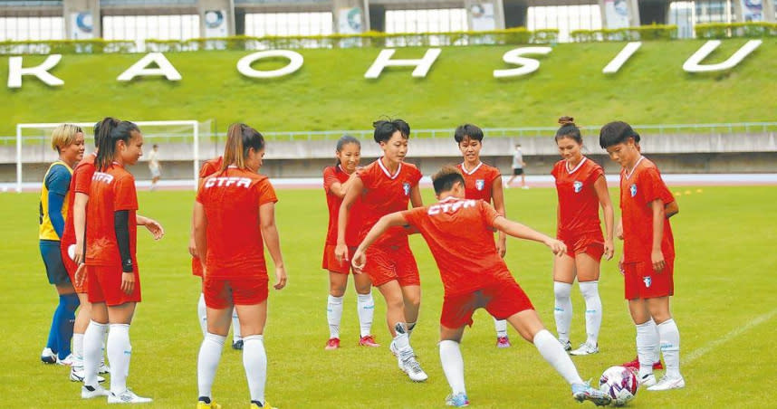中華女足原本要在高雄主場踢亞洲盃資格賽，但亞足聯認為台灣防疫規定過嚴，外隊難以配合，取消我主辦權。圖為中華隊在高雄國家體育場集訓。（圖／中國時報李弘斌攝）
