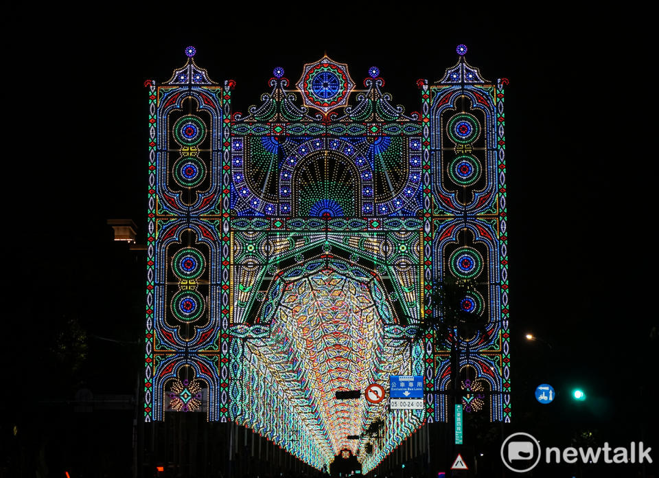 「台北Luminarie光之饗宴」的「Façade」是設置在仁愛路四段逸仙路口的大型建築物。   圖：陳沛婍／攝