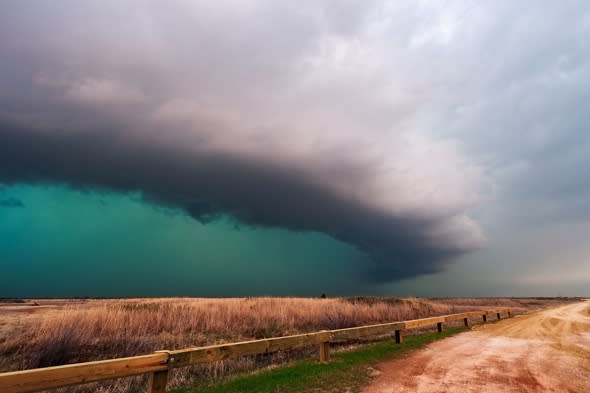 storm-chaser-risks-life-incredible-tornado-lightning-photos-america