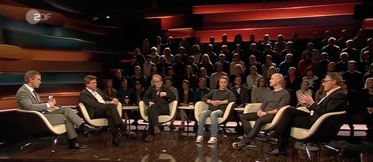 Zu Gast im Studio waren der Physiker Prof. Ulrich Walter, Komiker und Musiker Helge Schneider, Daniel Meyer, Autor und Musikjournalist Lars Amend sowie der Arzt Dr. Gerhard Kozlik-Feldmann (v.l.n.r.). (Bild: Screenshot ZDF)