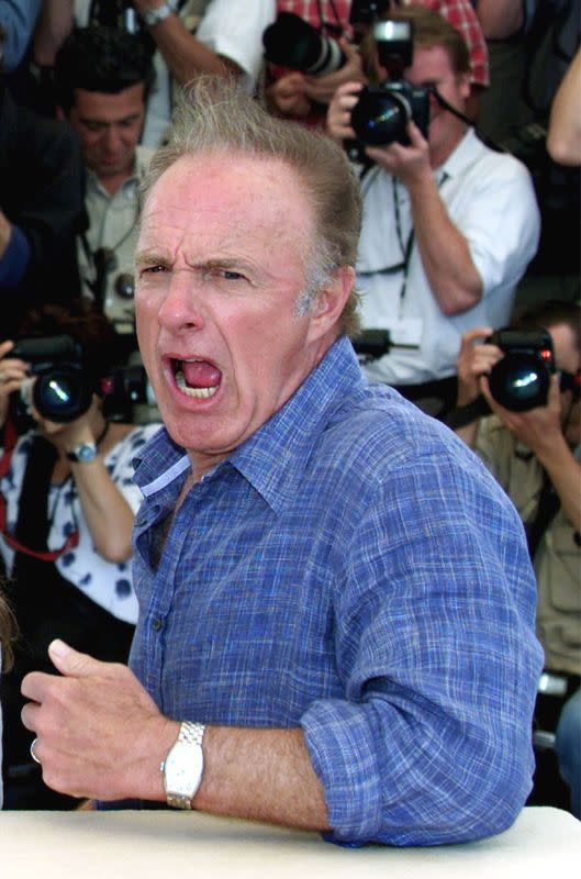 Foto de archivo del actor James Caan gritando con los fotógrafos en el Cannes Film Festival