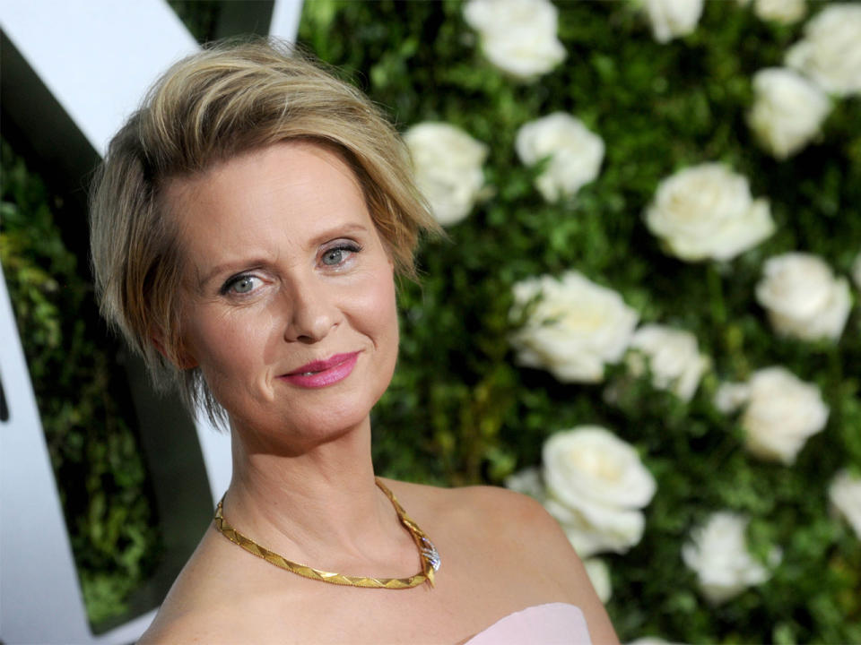 Kein leichtes Coming-out hatte hingegen Cynthia Nixon, bekannt aus der Erfolgsserie "Sex and the City". Ihr erster Publizist riet ihr davon ab, öffentlich zu ihrer Homosexualität zu stehen. Doch offensichtlich fühlte sich die Schauspielerin unwohl damit, weshalb sie einen neuen Publizisten engagierte, der das ganz anders sah. Die Schauspielerin outete sich und scheint mittlerweile, überglücklich mit diesen Schritt zu sein. In einem Interview erklärte Cynthia Nixon: "Ich sagte zu meinem Publizisten: 'Können wir das wirklich öffentlich machen?' Also taten wir es und es war so fantastisch." (Bild-Copyright: Dennis Van Tine/STAR MAX/IPx/AP Photo)