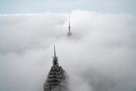 <p>Ein nebliger Tag in Shanghai: Der Oriental Pearl Tower und der Jin Mao Tower ragen mit ihren Spitzen aus den Nebenwolken im Finanzviertel der chinesischen Großstadt. (Bild: Reuters) </p>