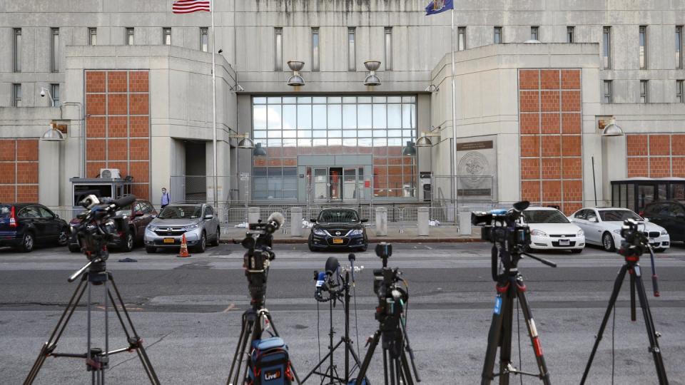 Kameras stehen vor dem Haupteingang des Metropolitan Detention Center in Brooklyn, in dem Ghislaine Maxwell inhaftiert ist.