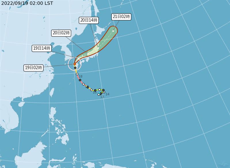 今晨南瑪都已快速減弱至中颱下限，在日本九州西側登陸。（圖／中央氣象局）