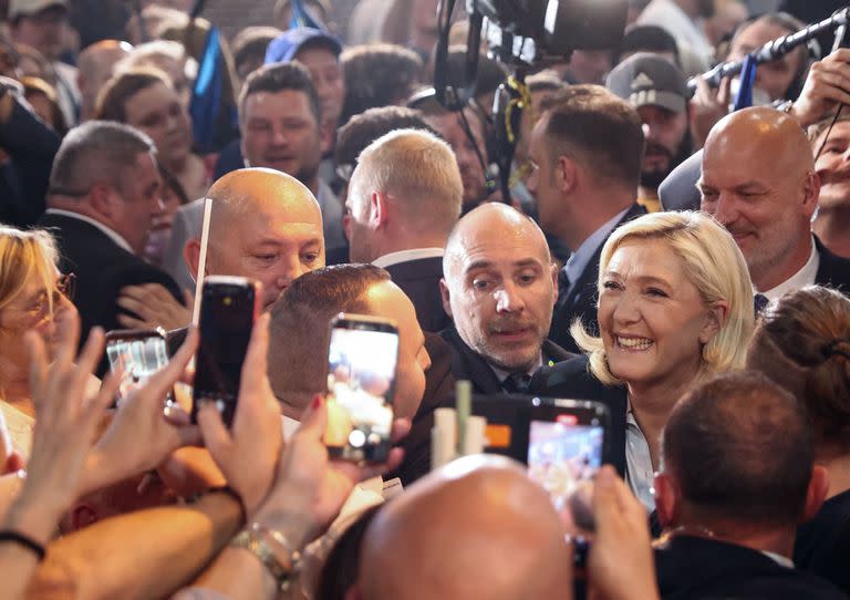 La candidata de extrema derecha Marine Le Pen, con simpatizantes. (Photo by Thomas SAMSON / AFP)