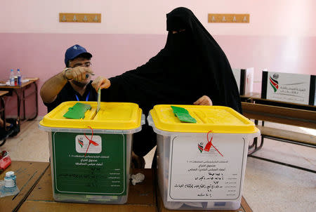 A Jordanian woman casts her ballot at a polling station for local and municipal elections in Amman, Jordan, August 15, 2017. REUTERS/Muhammad Hamed