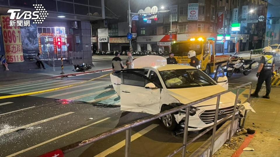 嫌犯飛車拒檢直到撞上過路騎士失控才停下遭逮。（圖／TVBS）