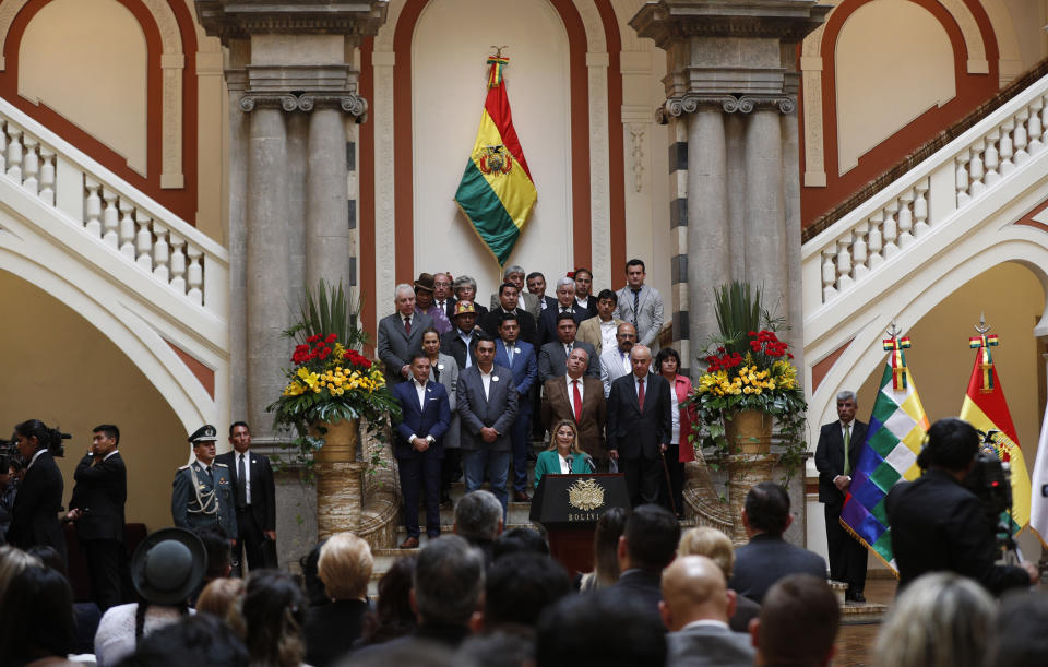 La presidenta interina de Bolivia, Jeanine Áñez, es acompañada por sus ministros para dirigirse a la nación en el Palacio Presidencial en La Paz, Bolivia, el miércoles 22 de enero de 2020. (AP Foto/Juan Karita)