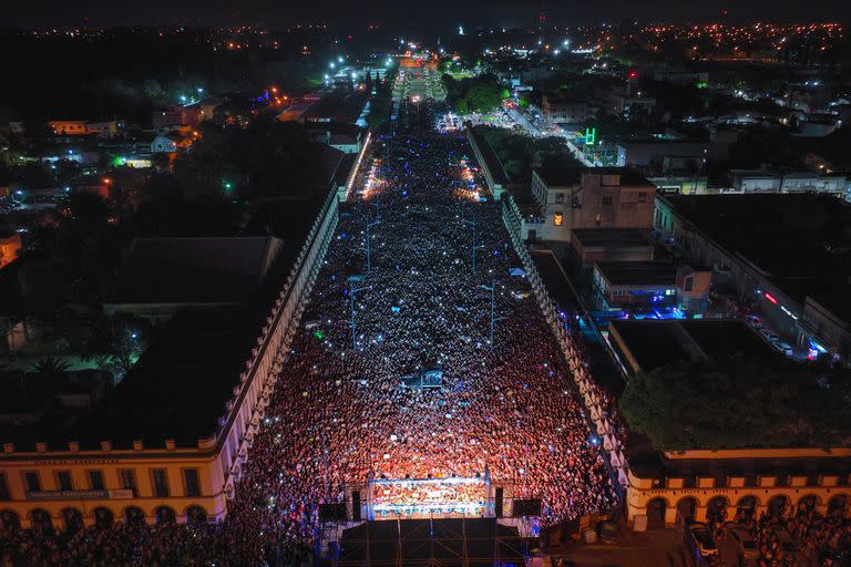 Más de 100.000 personas colmaron la histórica plaza Belgrano de Luján