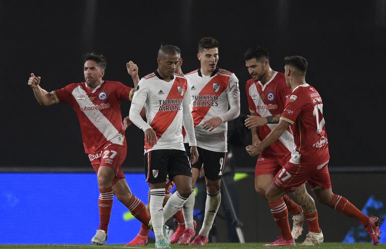 Gabriel Hauche celebra el 1 a 1. El delantero anotó el empate cerca del final del primer tiempo
