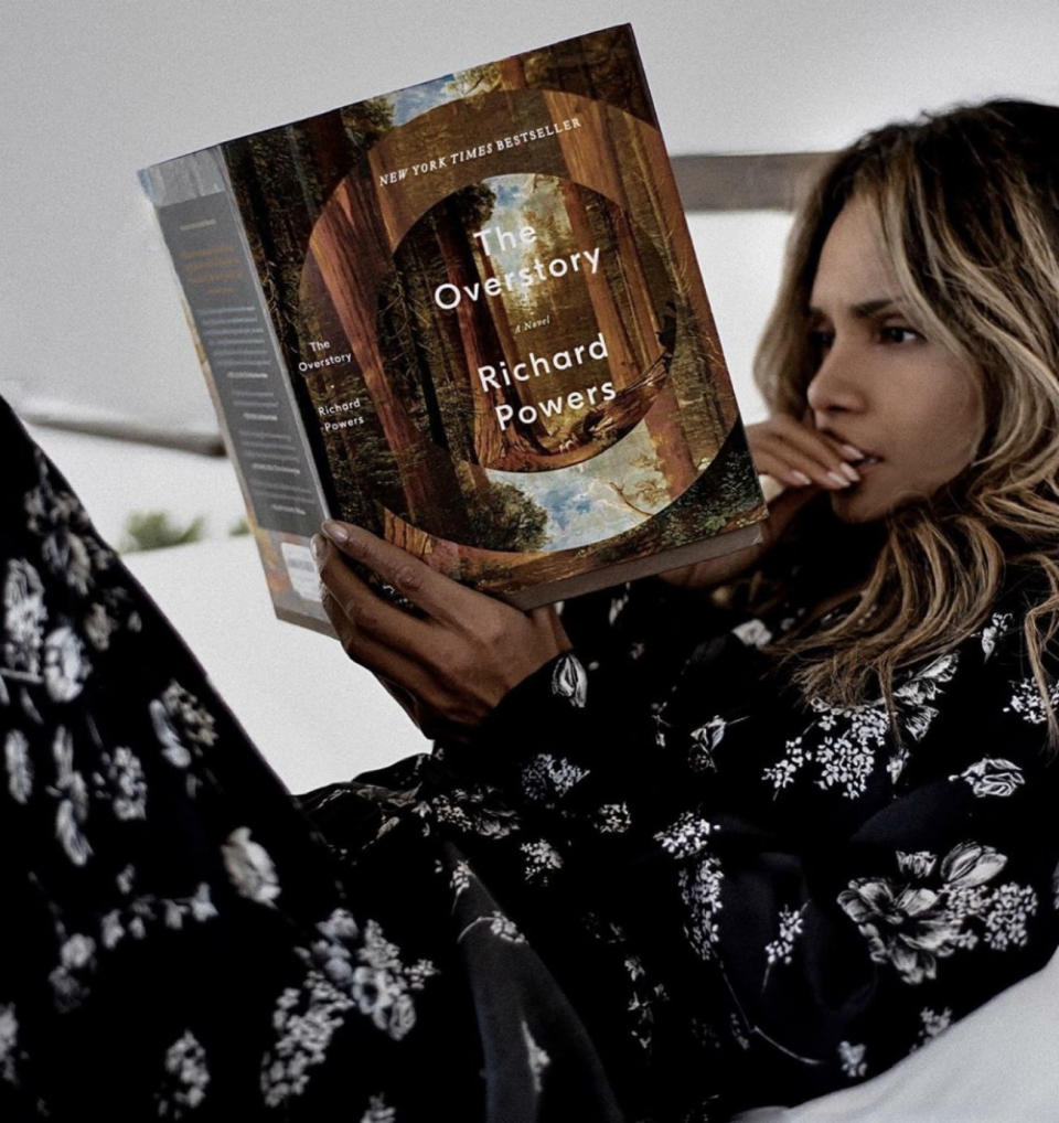 La oscarizada estrella está aprovechando la cuarentena para leer. El pasado 20 de marzo estaba inmersa en la lectura de una novela de Richard Powers vestida con un precioso pijama con motivos florales. (Foto: Instagram / <a href="https://www.instagram.com/p/B977pFfj0rZ/" rel="nofollow noopener" target="_blank" data-ylk="slk:@halleberry;elm:context_link;itc:0;sec:content-canvas" class="link ">@halleberry</a>)