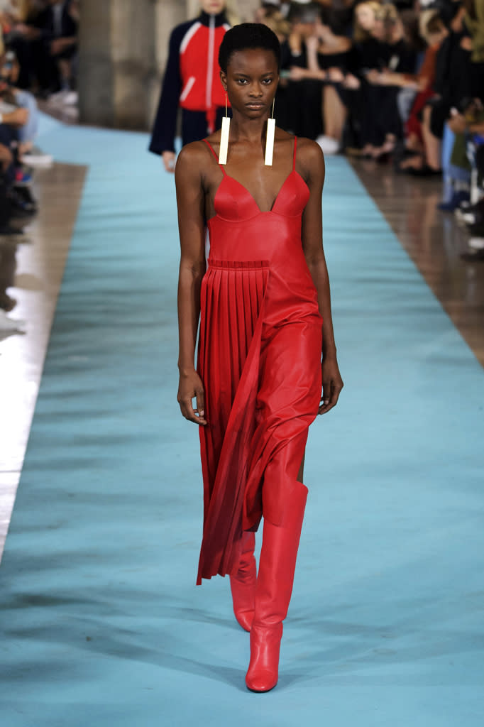 Robe en cuir rouge au défilé Off-White printemps-été 2017