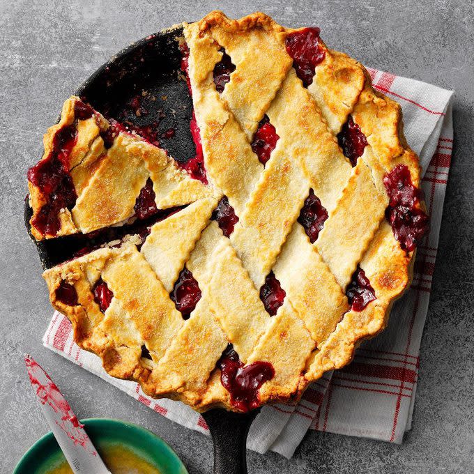 Berry Apple Rhubarb Pie Exps Tohpp19 45774 E03 19 9b 9