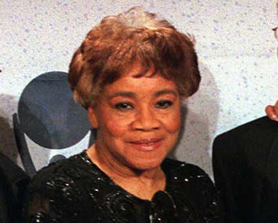 FILE - This March 15, 1999 file photo shows Cleotha Staples of the sibling group The Staples Singers at the Rock and Roll Hall of Fame induction ceremony in New York. Cleotha Staples, the eldest sibling in the highly influential gospel group died Friday, Feb. 22, 2013, at her Chicago home after suffering from Alzheimer's disease for the last decade. She was 78. (AP Photo/Albert Ferreira, file)