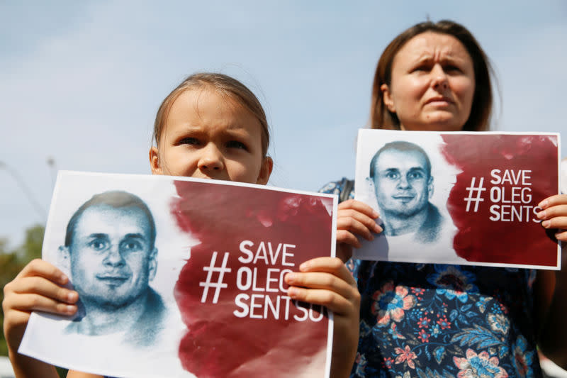 Des manifestantes brandissent des affiches disant "Libérez Oleg Sentsov". Des dizaines de personnalités du monde politique et culturel français appellent une nouvelle fois, dans une tribune publiée mardi dans Le Monde, à la libération immédiate du cinéaste ukrainien Oleg Sentsov, détenu en Russie et en grève de la faim depuis 100 jours. /Photo prise le 21 août 2018/REUTERS/Valentyn Ogirenko
