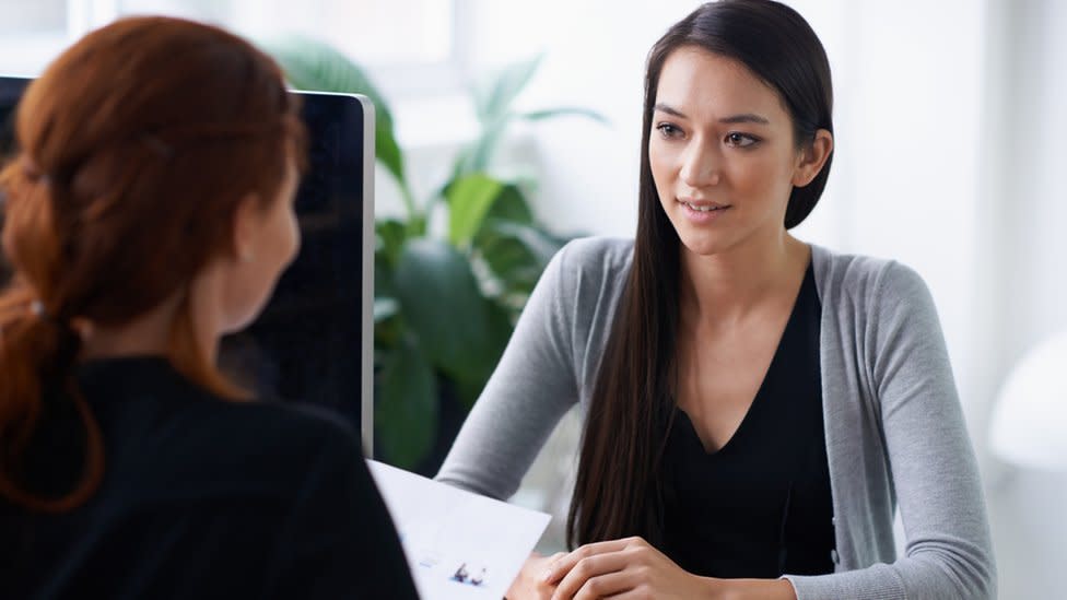 Un mujer en entrevista de trabajo