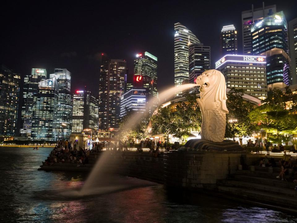 Singapore's merlion statue in Marina Bay