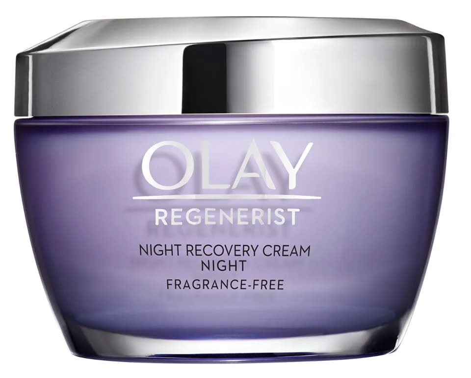 Crema facial Olay Regenerist de recuperación de noche (foto vía Amazon)