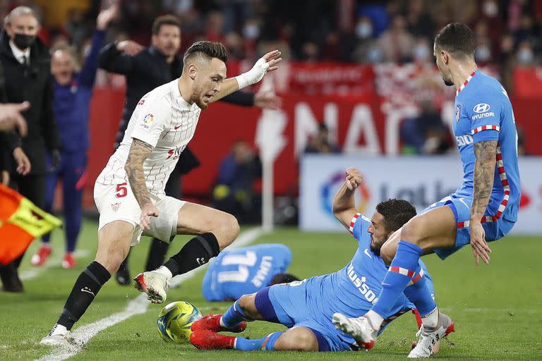 El argentino Lucas Ocampos encara sobre la banda durante el partido entre Sevilla y Atlético de Madrid, que los andaluces ganaron por 2-1 gracias a un gol del ex Quilmes y River