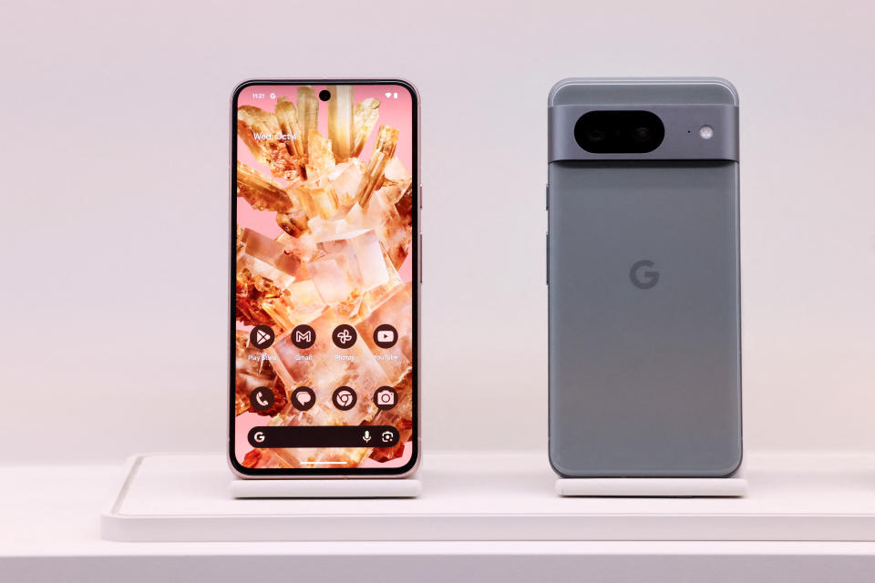 El nuevo teléfono Pixel 8 se muestra en Nueva York, Estados Unidos, el 4 de octubre de 2023. (REUTERS/Caitlin Ochs)