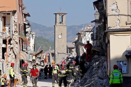 Firefighters and rescuers work following an earthquake in Amatrice, central Italy August 27, 2016. REUTERS/Ciro De Luca