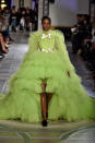 <p>Ein Model trägt bei der Giambattista Valli Frühjahr/Sommer 18 Haute Couture Modenschau ein voluminöses limettengrünes gestuftes Tüllkleid. (Bild: Getty Images) </p>