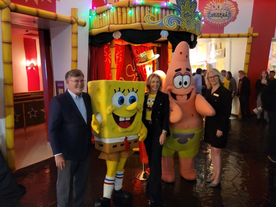 <em>Sally Dark Rides Chairman and President John Wood, Senior Vice President of Paramount Global Experiences Marie Marks, and Circus Circus General Manager Shana Gerety pose with SpongeBob and Patrick at the opening of Spongebob’s Crazy Carnival Ride. (KLAS)</em>