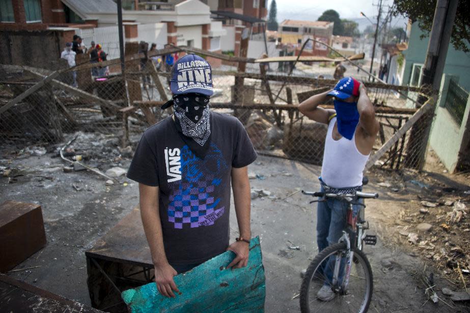 Manifestantes bloquean una calle en San Cristobal, la capital del estado de Tachira, el 23 de febrero de 2014