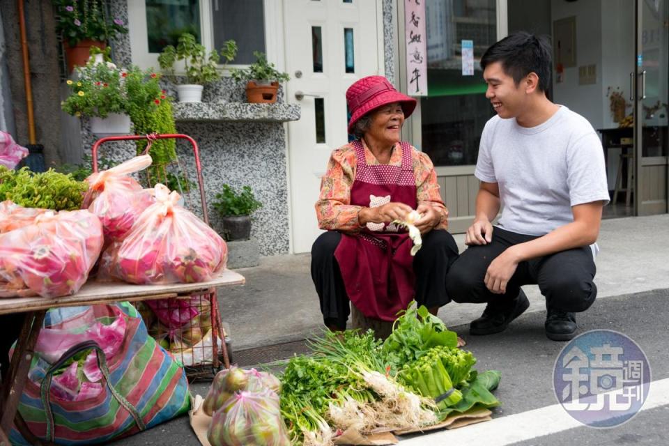 楊柏偉經常到市場與地方的以娜（原住民媽媽）聊天買菜。