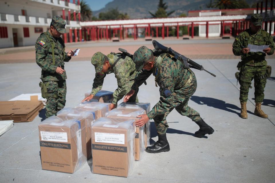 2023年8月19日，厄瓜多首都基多，軍方搬運隔天選舉要使用的選票和器材。路透社