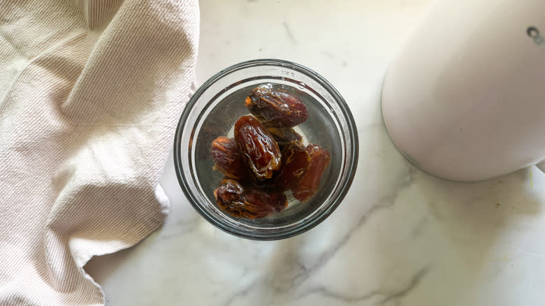 dates in water