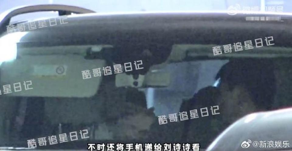 劉詩詩與吳奇隆在車上也有不少互動。（翻攝自微博）