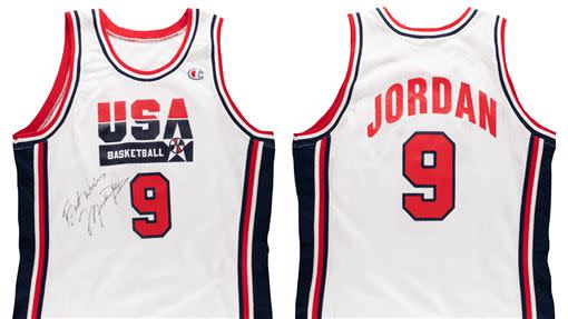 Michael Jordan簽名夢幻隊原味球衣被放上拍賣台。（圖／翻攝自拍賣網站Robert Edward Auctions）