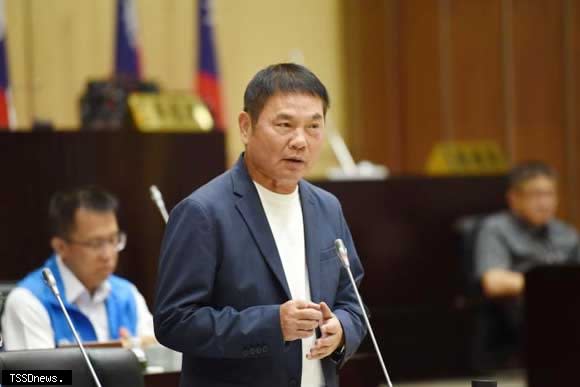 苗栗縣長鍾東錦答覆有關縣議員暫緩國土計畫並關切高樓層消防救災質詢的議題。（記者江乾松攝）